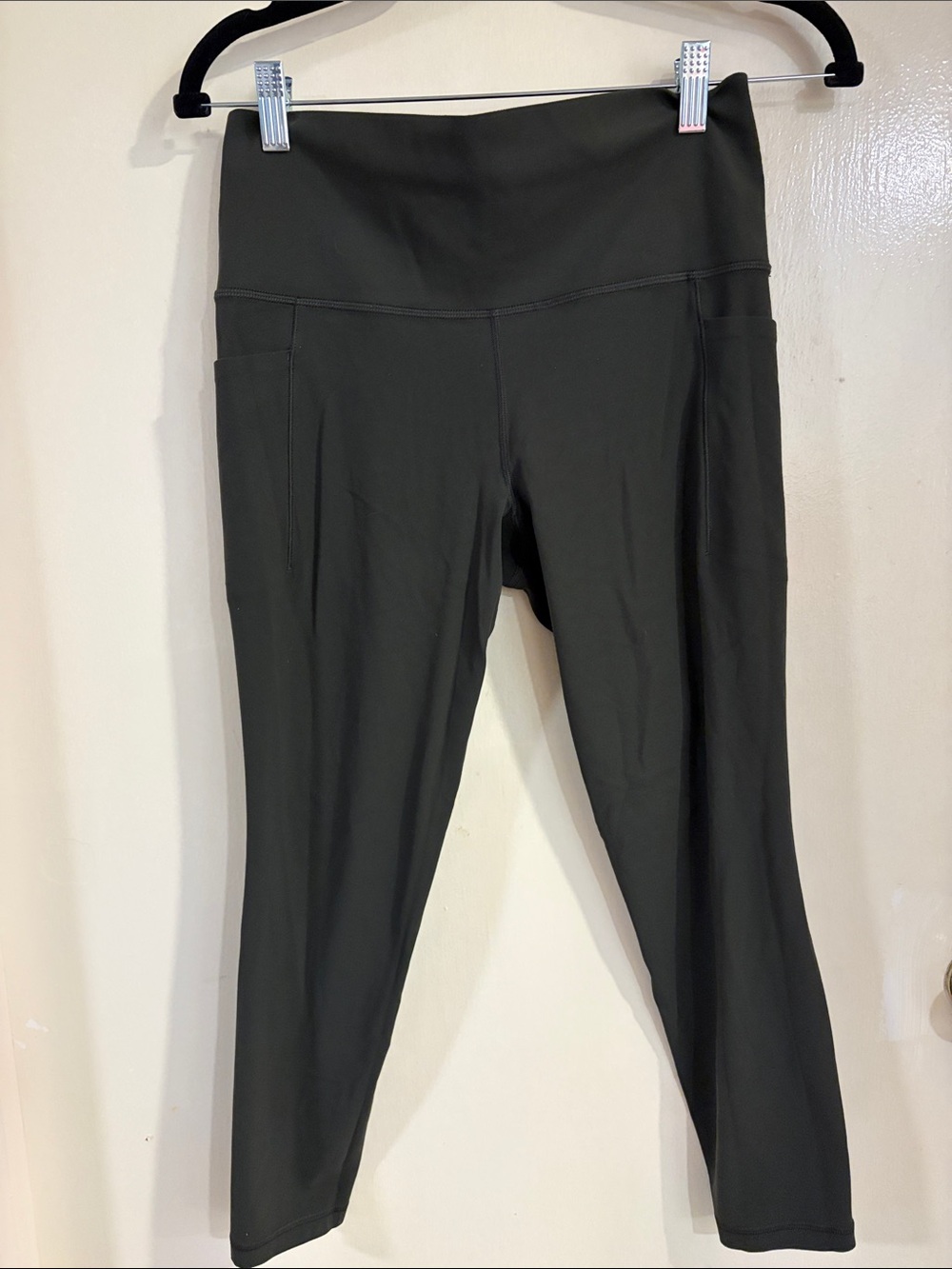 Athleta Black Salutation Stash Pocket 7/8 Tights green/gray